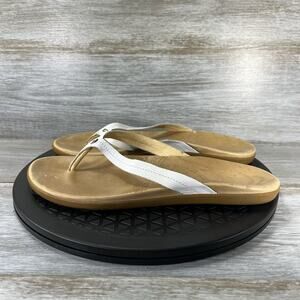 OluKai women's Honu White Leather Thong Flip Flop Sandals Size 9